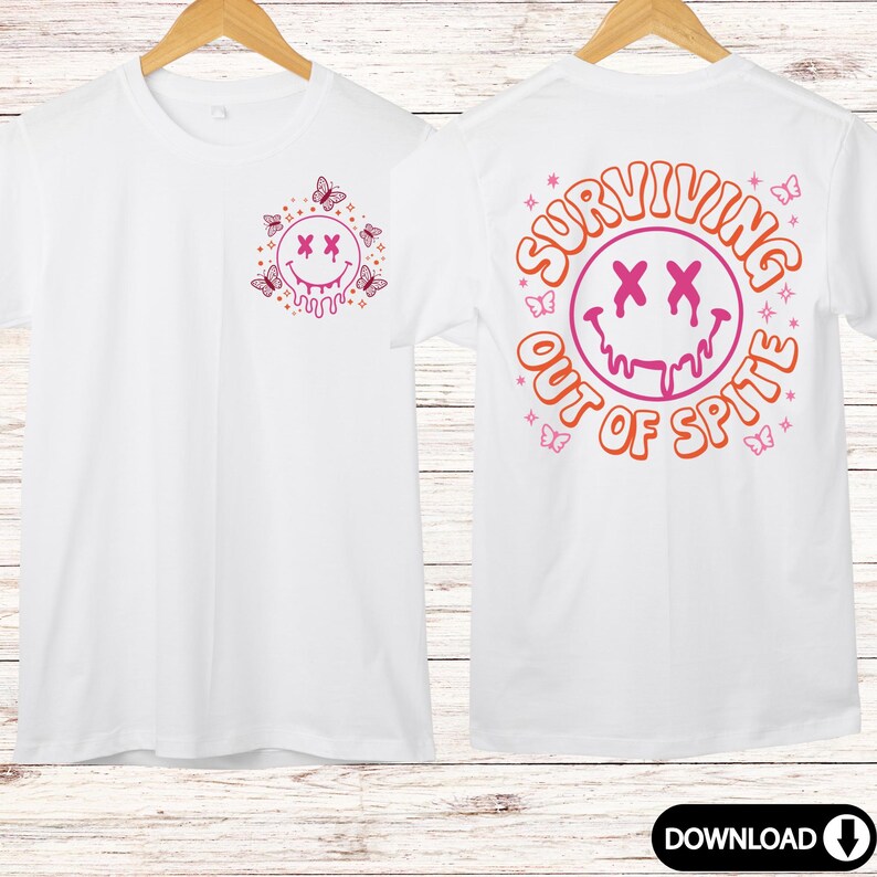 Peut inclure: T-shirt blanc avec un smiley rose et orange aux yeux qui coulent et le texte "SURVIVING OUT OF SPITE" au dos. Le devant du t-shirt pr&eacute;sente un plus petit smiley rose et orange aux yeux qui coulent entour&eacute; de papillons.
