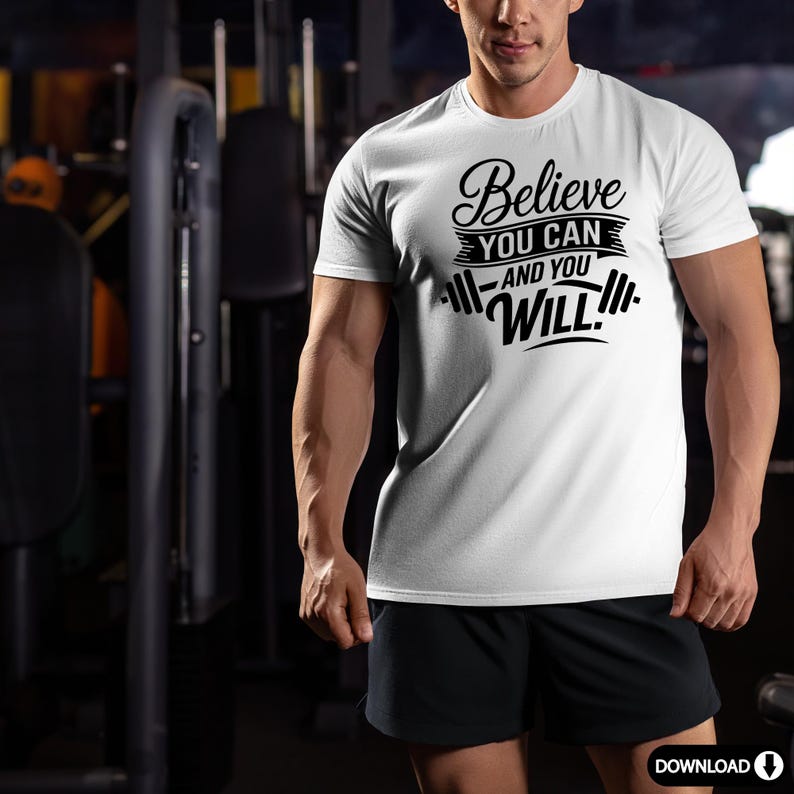 Może przedstawiać: Biała koszulka z czarnym nadrukiem "Believe You Can And You Will!" z grafiką sztangi.