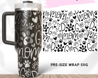 Könnte beinhalten: Ein vorgefertigtes SVG-Design in Schwarzweiß für einen 40oz-Becher. Das Design zeigt ein sich wiederholendes Muster aus Pfotenabdrücken, Herzen und den Wörtern "mom" und "dog".