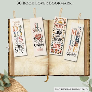 Puede incluir: Cuatro marcadores rectangulares con citas e ilustraciones inspiradoras se muestran en un libro abierto. Los marcadores tienen un fondo beige y est&aacute;n adornados con texto y elementos decorativos. Cada marcador est&aacute; suspendido por una cuerda beige.