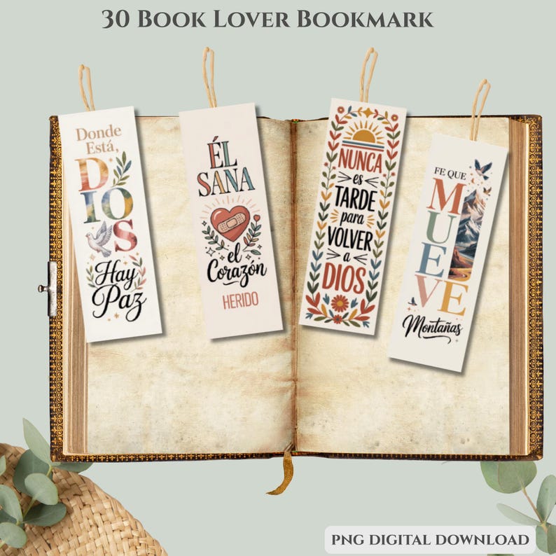 Puede incluir: Cuatro marcadores rectangulares con citas e ilustraciones inspiradoras se muestran en un libro abierto. Los marcadores tienen un fondo beige y est&aacute;n adornados con texto y elementos decorativos. Cada marcador est&aacute; suspendido por una cuerda beige.
