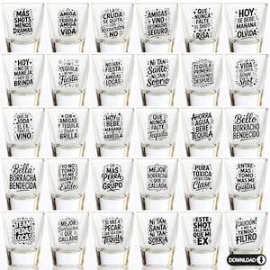 Puede incluir: Un conjunto de vasos de chupito transparentes con frases en texto negro. Las frases son humorísticas y tratan sobre tequila, amigos y beber. Los vasos están dispuestos en filas y columnas.