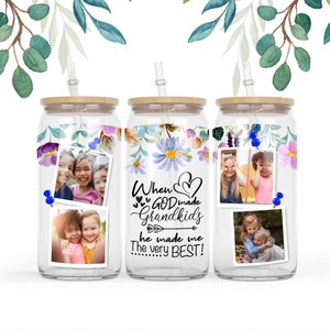 Puede incluir: Tres botes de vidrio transparente con tapas de bambú y pajitas. Cada bote tiene un diseño floral y una foto de niños. El texto en el bote del medio dice "When God made grandkids he made me the very best!"