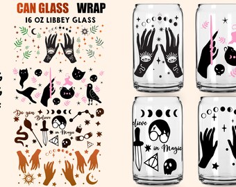 Puede incluir: Una colección de diseños gráficos digitales para vasos tipo lata Libbey de 473 ml con ilustraciones en negro y rosa de manos, lunas, calaveras, un caldero, un pájaro, una varita y el texto Do you believe in Magic sobre fondo claro.