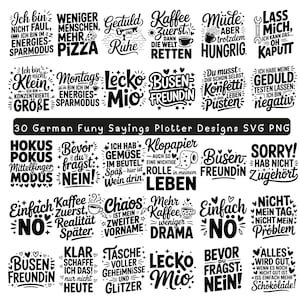 Puede incluir: Una colección de 30 frases alemanas divertidas en blanco y negro. Las frases están en una variedad de fuentes y estilos, con frases como "Café primero, luego la realidad" y "El caos es mi segundo nombre."