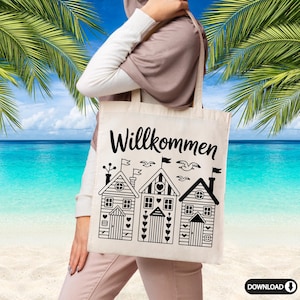 K&ouml;nnte beinhalten: Eine beigefarbene Tragetasche mit dem Wort "Willkommen" in schwarzer Schrift. Die Tasche zeigt eine schwarz-wei&szlig;e Illustration von drei Strandh&auml;usern mit Flaggen und V&ouml;geln. Der Hintergrund zeigt eine Strandszene mit Palmen und Meer.