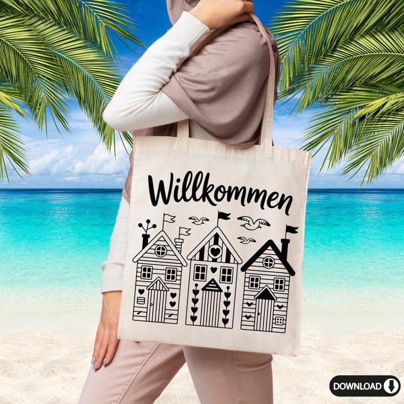 K&ouml;nnte beinhalten: Eine beigefarbene Tragetasche mit dem Wort "Willkommen" in schwarzer Schrift. Die Tasche zeigt eine schwarz-wei&szlig;e Illustration von drei Strandh&auml;usern mit Flaggen und V&ouml;geln. Der Hintergrund zeigt eine Strandszene mit Palmen und Meer.