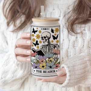 16 oz Libbey Glas Dose Sublimation Skeleton Flower Reading | Der Leser Tarot | Buchliebhaber Booktrovert |lustiges Buch Liebhaber Pen wrap PNG Datei