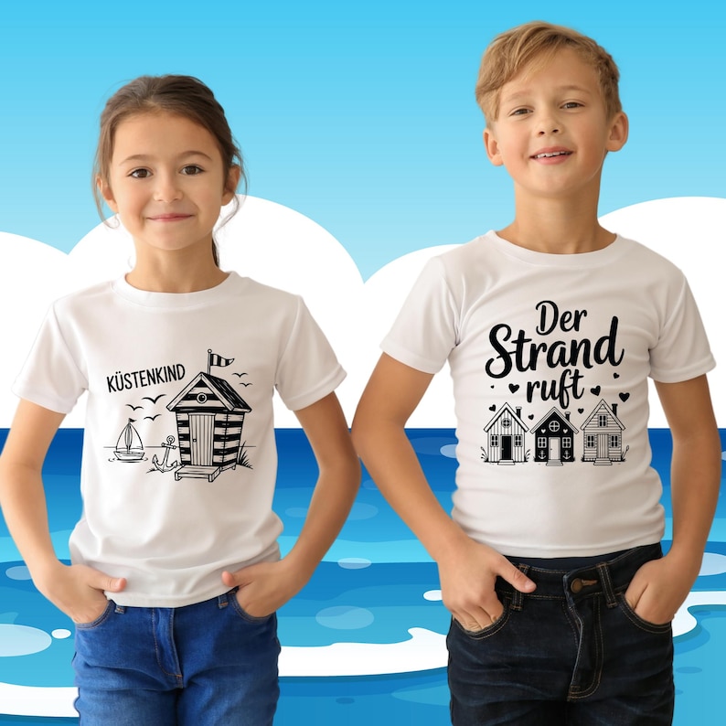 K&ouml;nnte beinhalten: Zwei Kinder tragen wei&szlig;e T-Shirts mit schwarzen Grafiken. Eines der Shirts tr&auml;gt die Aufschrift "K&uuml;stenkind" mit einer Strandh&uuml;tte und einem Segelboot. Das andere Shirt tr&auml;gt die Aufschrift "Der Strand ruft" mit drei Strandh&auml;usern. Beide Shirts werden mit blauen Jeans kombiniert.
