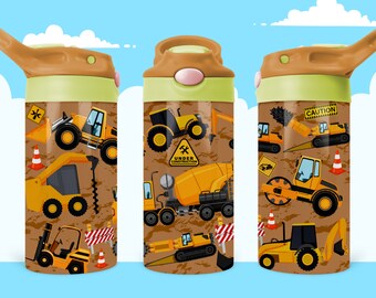 Puede incluir: Tres botellas de agua de color amarillo y marrón con temática de construcción, con tapa verde y boquilla marrón. Las botellas presentan una variedad de vehículos de construcción, incluyendo una excavadora, una excavadora, una mezcladora de cemento y un rodillo compactador. Las botellas tienen las palabras "Caution" y "Under Construction" impresas en ellas.