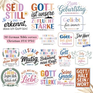 Könnte beinhalten: Eine Sammlung farbenfroher christlicher SVG- und PNG-Designs mit verschiedenen Bibelversen auf Deutsch. Die Designs zeigen Sätze wie „Gott ist unsere Zuflucht“ und „Geliebt für immer“ mit dekorativen Elementen wie Tauben, Schlüsseln und floralen Akzenten. Der Text „30 German Bible verses Christian SVG PNG“ ist ebenfalls enthalten.