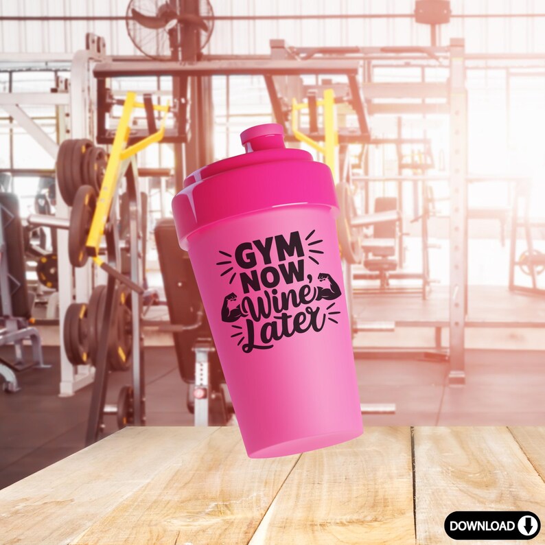 Może przedstawiać: R&oacute;żowa butelka shaker z czarnym nadrukiem "Gym Now, Wine Later".