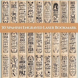 Könnte beinhalten: Eine Sammlung von 30 spanischen lasergravierten Lesezeichen. Jedes Lesezeichen ist rechteckig mit hellem Holzmaserungs-Aussehen und verfügt über schwarzen gravierten Text und dekorative Elemente. Die Lesezeichen zeigen religiöse Zitate und Phrasen.