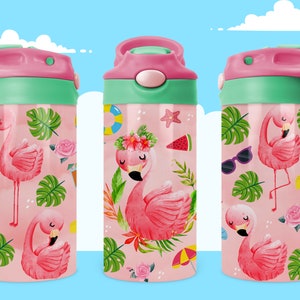 Peut inclure: Trois bouteilles d'eau roses avec un motif de flamant rose et de feuilles tropicales. Les bouteilles ont un couvercle vert et un bec rose.