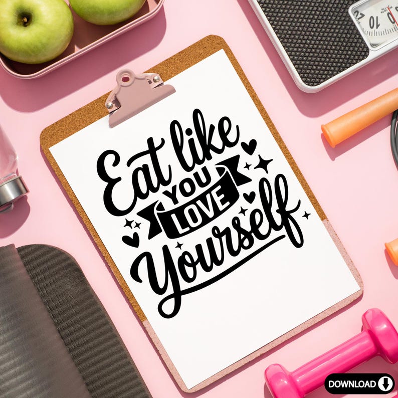 Może przedstawiać: Biała tablica z korkową podstawą i r&oacute;żowym klipsem. Tablica zawiera czarno-biały grafik z napisem "Eat like you love yourself" z wstążką i sercami.