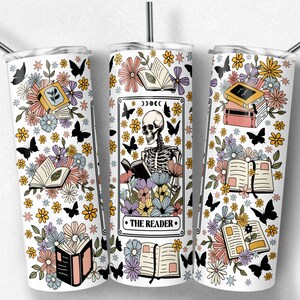 20 25 oz Skinny Tumbler Becher Shirt Skeleton Flower Reading | Der Leser Tarot | Buchliebhaber Booktrovert | lustiges Buch Liebhaber | Wilde Blume PNG