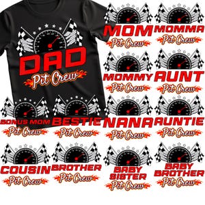 Puede incluir: Camiseta negra con temática de carreras. La camiseta presenta la palabra "DAD" en letras rojas grandes, un gráfico de velocímetro y el texto "Pit Crew". Diseños adicionales incluyen "MOM", "MOMMA", "MOMMY", "AUNT", "BONUS MOM", "BESTIE", "NANA", "AUNTIE", "COUSIN", "BROTHER", "BABY SISTER" y "BABY BROTHER".