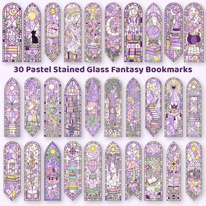 Könnte beinhalten: Eine Sammlung von 30 vertikalen Lesezeichen mit pastellfarbenen Buntglasdesigns und Fantasiemotiven wie Eulen, Katzen, Einhörnern, Schlössern, Büchern und Himmelskörpern. Der Text 30 Pastel Stained Glass Fantasy Bookmarks ist mittig abgebildet.
