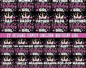 Può includere: Un download digitale di 22 design stampabili con un unicorno con una corona di fiori rosa e il testo "Birthday Girl" con diversi titoli di membri della famiglia. I design sono su uno sfondo nero con cuori rosa, stelle e glitter.