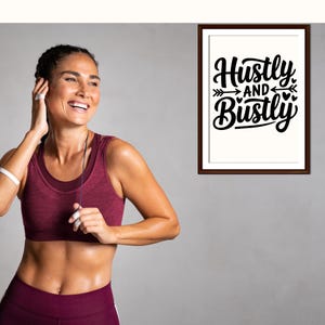 Może przedstawiać: Wzorowany cytat motywacyjny w ramce z czarnym tekstem na białym tle. Cytat brzmi "Hustly and Bustly".