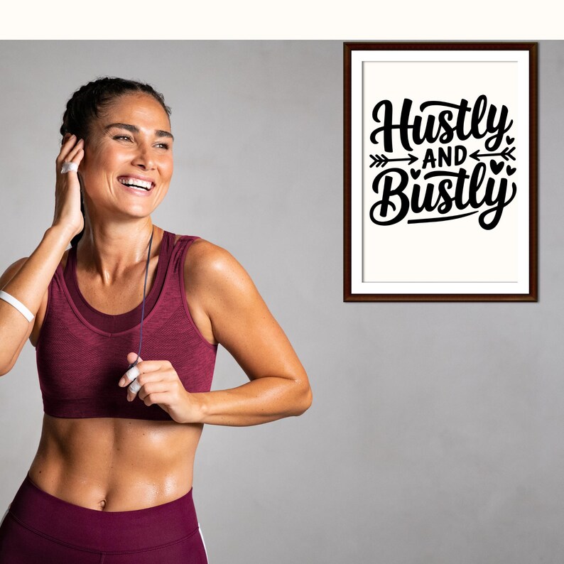 Może przedstawiać: Wzorowany cytat motywacyjny w ramce z czarnym tekstem na białym tle. Cytat brzmi "Hustly and Bustly".