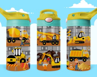 Puede incluir: Una botella de agua cilíndrica con tapa verde claro y cuello color verde azulado, con un diseño de vehículos de construcción amarillos, incluyendo una hormigonera, excavadora y camión volquete, junto a trabajadores en un entorno gris.