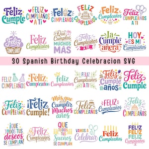Könnte beinhalten: Eine Sammlung von 30 spanischen SVG-Designs für Geburtstagsfeiern. Die Designs zeigen farbenfrohen Text mit Sätzen wie "Feliz Cumpleaños" und Geburtstagsthemen wie Kuchen und Luftballons. Der Text ist in verschiedenen Schriftarten und Stilen.