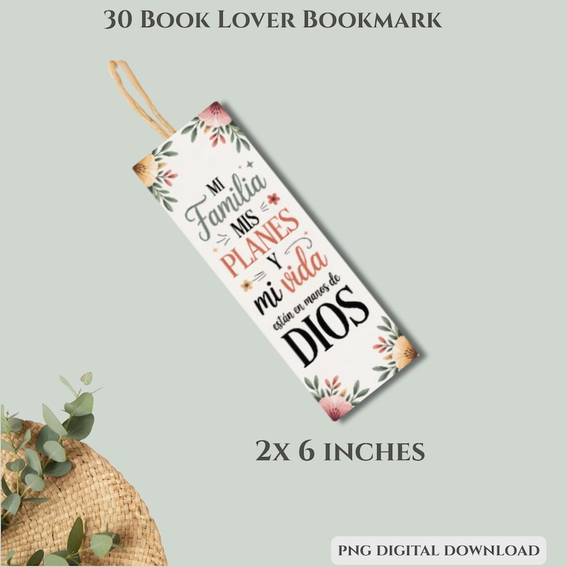 Puede incluir: Un marcap&aacute;ginas blanco con detalles florales y el texto "Mi Familia, Mis Planes y Mi Vida est&aacute;n en manos de DIOS." El marcap&aacute;ginas mide 5 x 15 cm y tiene una cuerda beige.
