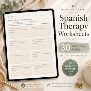 以下が含まれることがあります： 「Distorsiones Cognitivas」というタイトルのスペイン語セラピーワークシートが表示されたデジタルタブレット。画像には「Spanish Therapy Worksheets」と「30 Printable Pages」というテキストが含まれています。金のペンとペーパークリップも表示されています。