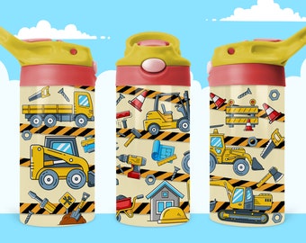 Puede incluir: Tres botellas de agua amarillas y rojas con temática de construcción con tapa de popote. Las botellas presentan una variedad de vehículos y herramientas de construcción, incluyendo una carretilla elevadora, una retroexcavadora, un camión volquete, una sierra, un martillo y una llave inglesa.