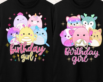 Puede incluir: Dos camisetas negras con un tema de cumpleaños de una niña. Las camisetas presentan un grupo de personajes de dibujos animados coloridos con el texto "birthday girl" en letras de purpurina rosa.