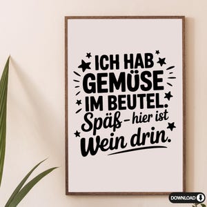 Puede incluir: Impresi&oacute;n enmarcada con el texto "ICH HAB GEM&Uuml;SE IM BEUTEL. Spa&szlig; - hier ist Wein drin." en negro sobre fondo blanco. La impresi&oacute;n est&aacute; en un marco marr&oacute;n y tiene estrellas.