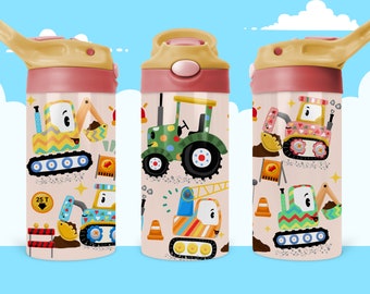 Puede incluir: Una botella de agua cilíndrica con base rosa claro y tapa color canela con pajita abatible. La botella está decorada con un patrón colorido de vehículos de construcción de dibujos animados, incluyendo excavadoras y tractores, y conos naranjas.