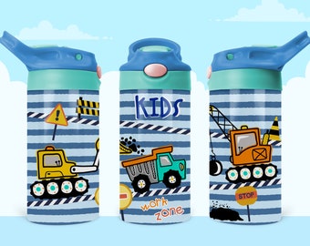 Puede incluir: Una botella de agua cilíndrica con rayas azules y blancas que presenta vehículos de construcción, incluyendo una excavadora amarilla y un camión volquete turquesa. La botella tiene una tapa azul con boquilla y el texto KIDS work zone.