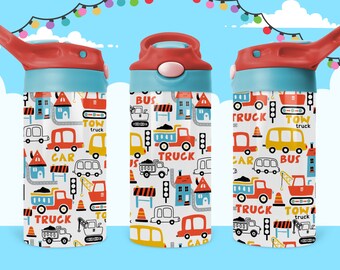 Puede incluir: Tres vistas de una botella de agua blanca con un patrón colorido de vehículos de construcción, casas y señales de tráfico en rojo, amarillo y azul. La botella tiene una tapa roja abatible con cuello azul y el texto "TRUCK", "CAR", "BUS", "TOW TRUCK".