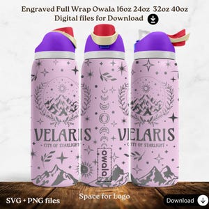 Op de afbeelding: Drie roze waterflessen van roestvrij staal met een berg-, maan- en sterrenontwerp. De flessen zijn gegraveerd met de tekst "VELARIS CITY OF STARLIGHT". De flessen zijn verkrijgbaar in de maten 16oz, 24oz, 32oz en 40oz.