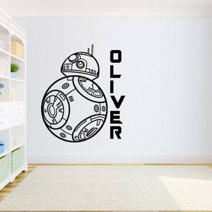 Op de afbeelding: Zwart-witte wanddecoratie met een Star Wars BB-8 robot en de naam "OLIVER" er verticaal naast.