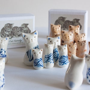 Famille de chats en céramique en porcelaine ou grès. Figurines de cinq chatons miniatures dans une boîte en carton. Cadeau pour elle. Cadeau pour les enfants.