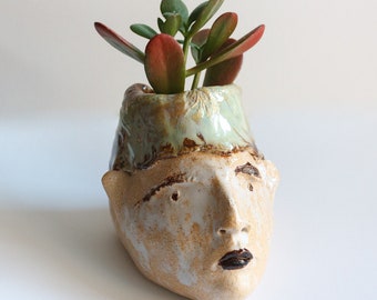 Pot ou vase en céramique en forme de tête de femme. Sculpture tête ou buste.