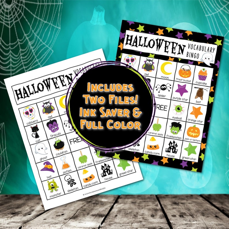 Puede incluir: Dos tarjetas de bingo de Halloween imprimibles. Una tarjeta es en blanco y negro con un borde negro y la otra tarjeta es a todo color con un borde negro. Ambas tarjetas presentan una variedad de im&aacute;genes y palabras con tem&aacute;tica de Halloween. El texto en las tarjetas dice "Bingo de vocabulario de Halloween".