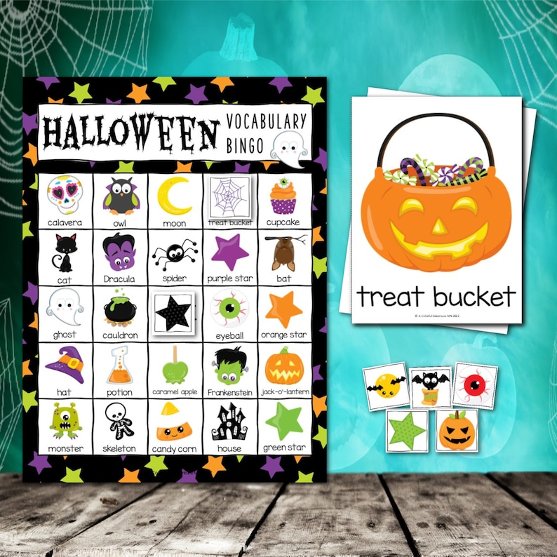 Puede incluir: Juego de bingo de Halloween con fondo negro e im&aacute;genes coloridas de iconos de Halloween. El tablero de juego tiene 25 casillas con im&aacute;genes de calavera, b&uacute;ho, luna, cubo de golosinas, cupcake, gato, Dr&aacute;cula, ara&ntilde;a, estrella morada, murci&eacute;lago, fantasma, caldero, globo ocular, estrella naranja, sombrero, poci&oacute;n, manzana de caramelo, Frankenstein, linterna de calabaza, monstruo, esqueleto, ma&iacute;z dulce, casa y estrella verde.
