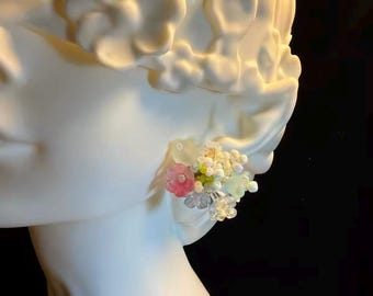Pendientes de racimo de flores en tonos pastel, pendientes florales originales, joyería de estilo cottagecore para bodas de verano.