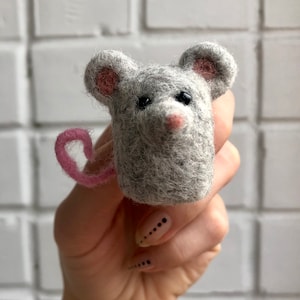 Needle Felted Mouse Pin: Handmade Wool Brooch (5x5.5 cm)