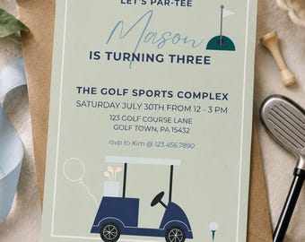 Puede incluir: Una tarjeta de invitación rectangular con fondo verde claro que muestra un carrito de golf azul oscuro, un hoyo de golf con bandera y el texto: LET'S PAR-TEE Mason IS TURNING THREE, THE GOLF SPORTS COMPLEX, SATURDAY JULY 30TH FROM 12 - 3 PM.