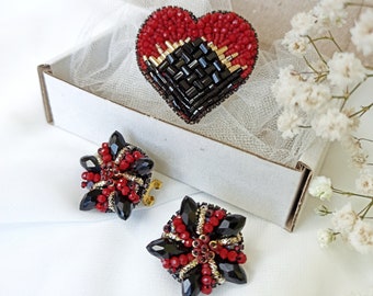 Hartvormige broche met kralen - geborduurd takje met kralen en strass-steentjes, accessoires in zwarte en rode kleuren