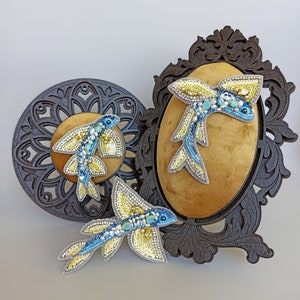 Broche vis in Oekraïense kleuren, Kralen broche vis - geborduurd takje met kralen en strass, Oekraïne kleuren accessoires, 1 stuk!