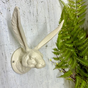 Hak ścienny z głową białego królika (żeliwo)