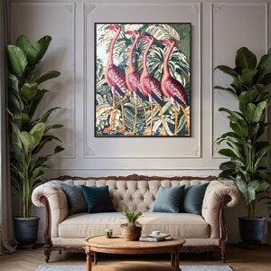 Puede incluir: Un sof&aacute; beige capiton&eacute; con cuatro almohadas, dos de color turquesa y dos de color verde oscuro, se encuentra frente a una impresi&oacute;n enmarcada de cinco flamencos rosas en un entorno de jungla tropical. Una mesa de centro redonda de madera con un estante inferior se encuentra frente al sof&aacute;. Dos plantas grandes en macetas con hojas verdes se encuentran a ambos lados del sof&aacute;.