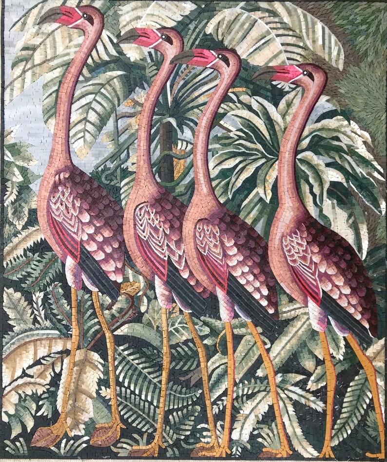 Puede incluir: Obra de arte en mosaico que representa cuatro flamencos rosas de pie en un exuberante entorno de jungla tropical verde. Los flamencos est&aacute;n dispuestos en l&iacute;nea, con la cabeza girada hacia el espectador. El fondo es de un verde vibrante con hojas de palmera y otros follajes tropicales.