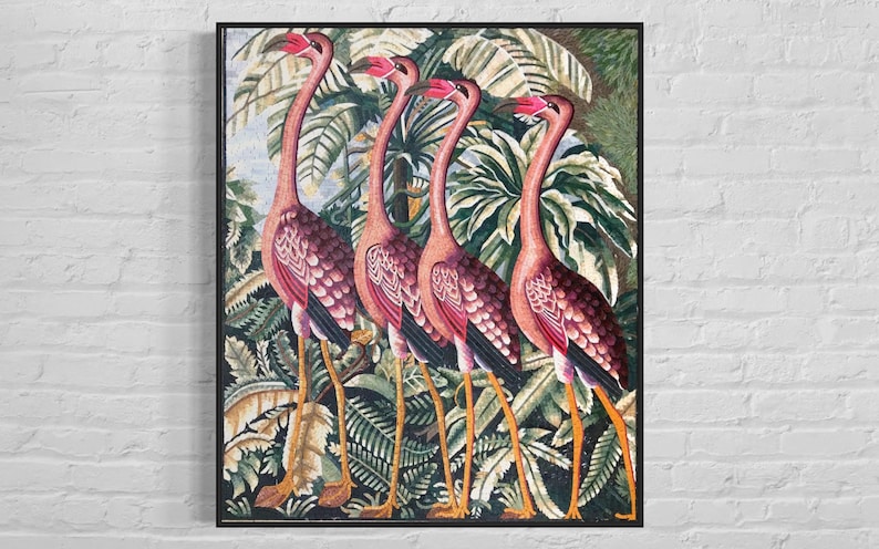 Puede incluir: Una impresi&oacute;n enmarcada de cuatro flamencos rosas de pie en un exuberante entorno de jungla tropical verde. Los flamencos est&aacute;n representados en un estilo vintage con intrincados detalles.